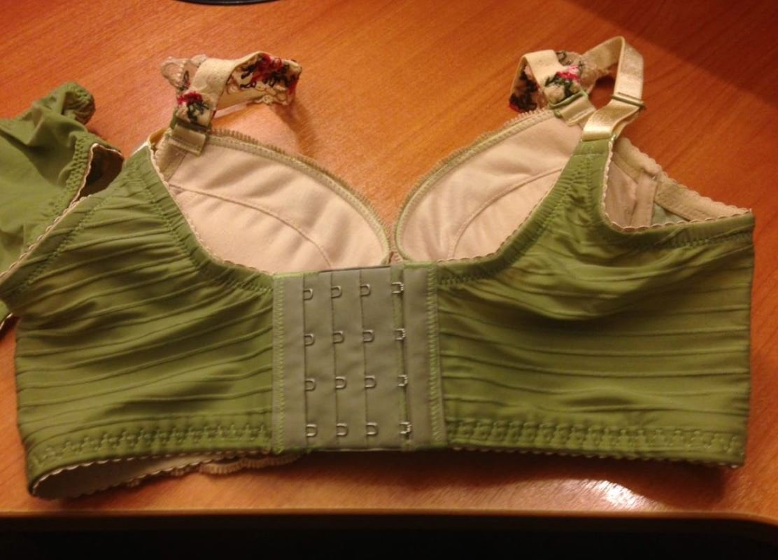 Stylish Floral Lace Seamless Embroidery Bra and Panty Set with detailed lace accents and a coordinated design that enhances confidence and elegance.