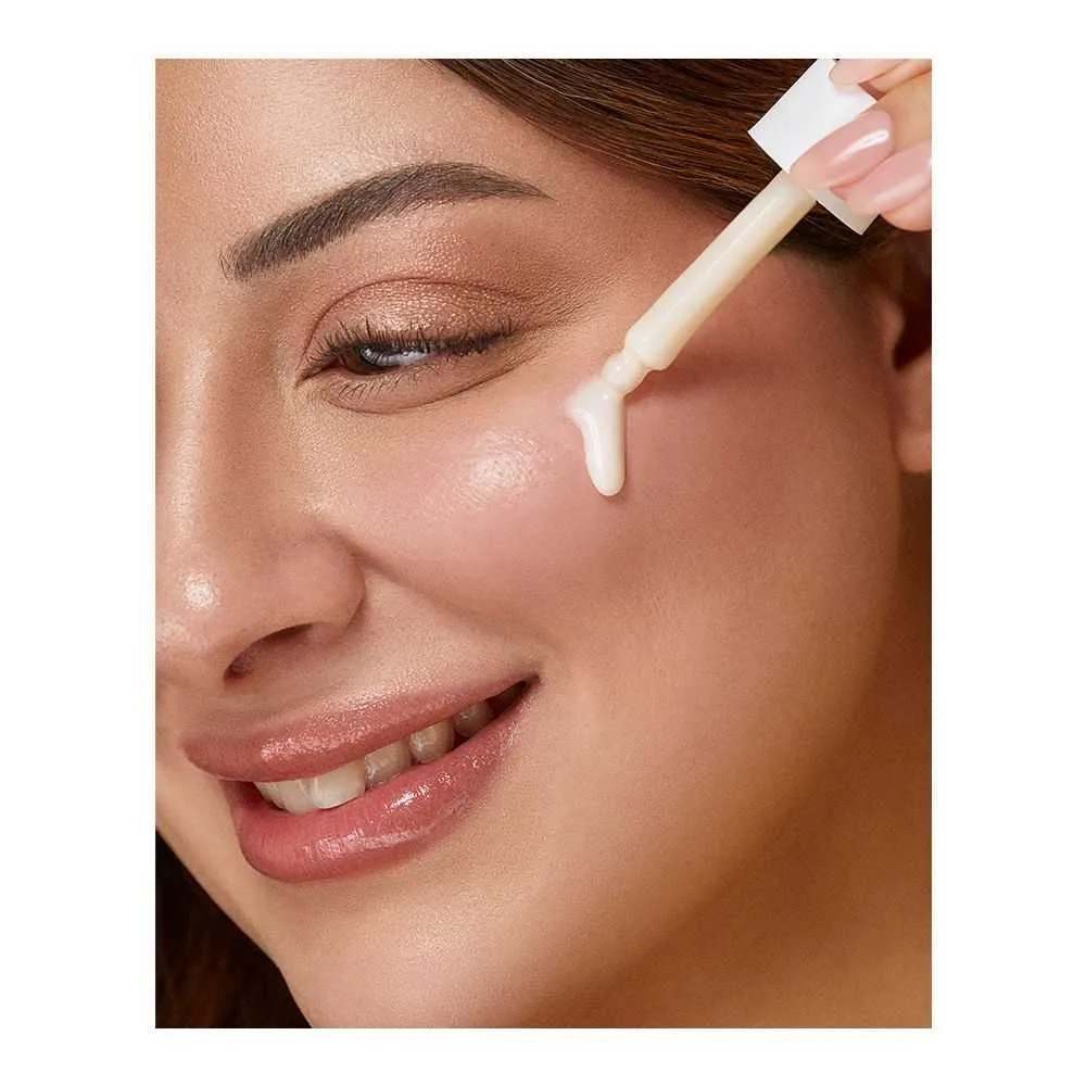 Close-up design of her beauty superkind glow & radiate serum, 30ml