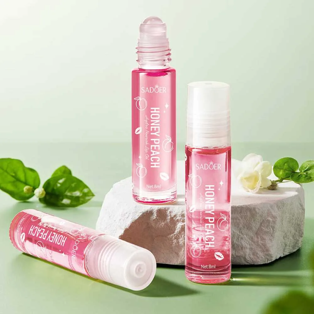 Side view of sadoer honey peach lip oil, hydrating & nourishing, reduces lip lines, 8ml, sd38478