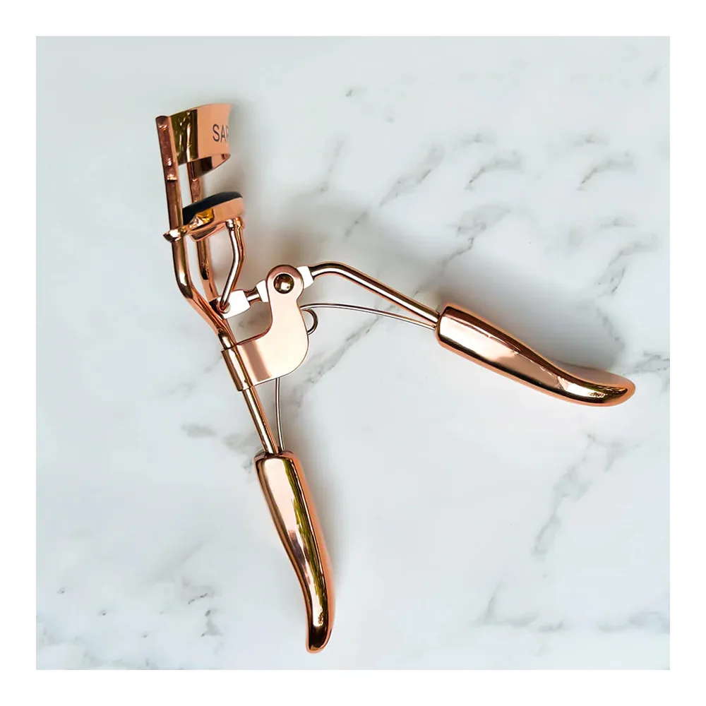 Side view of sara ali lash curler